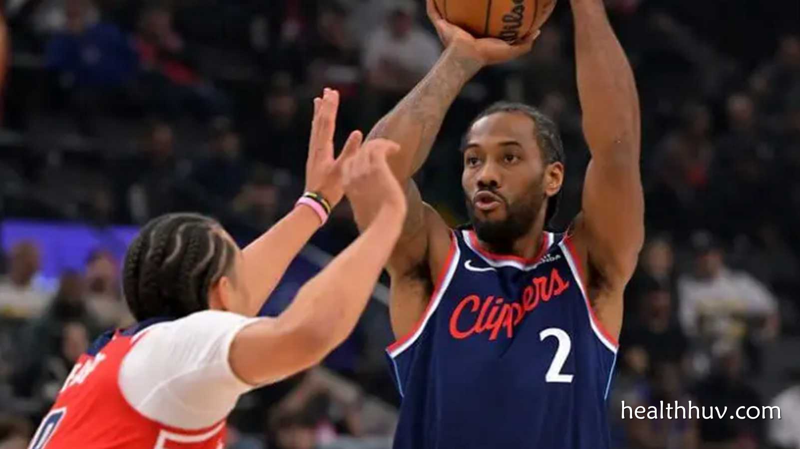 华体会体育特别报道：快船官宣小卡确诊左膝挫伤+炎症！至少缺阵两场比赛 离队前一幕曝光