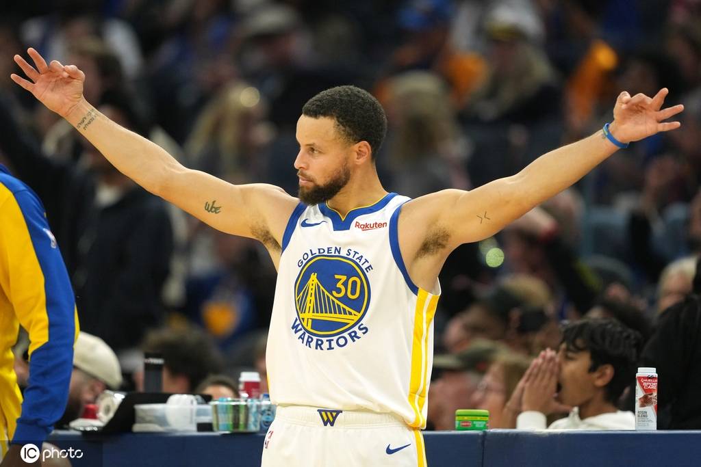 华体会体育赛事分析: 2025圣诞大战有何特别？ 库里击碎魔咒雷霆跌落神坛