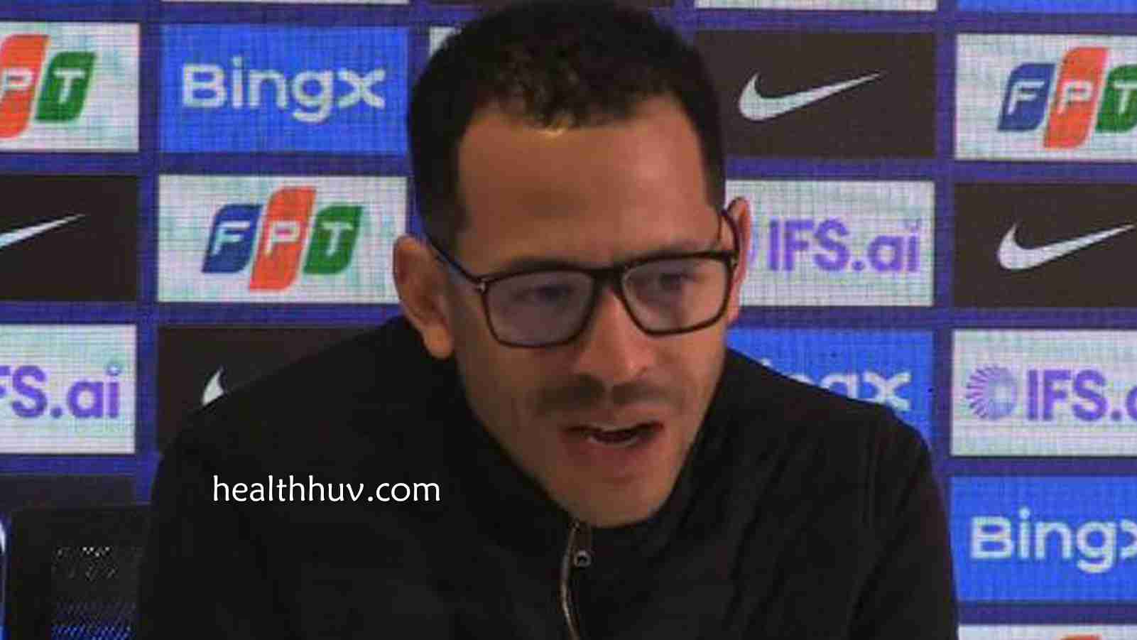 华体会体育热点聚焦:球员围圈时裁判站在中间?罗塞尼尔|我会找PGMOL弄清楚