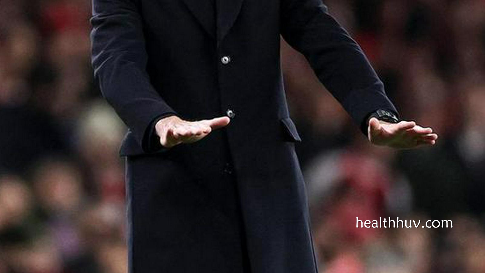 华体会体育深度解析 - 豪门悲喜夜！曼联3-2阿森纳，卡里克神了！巴萨3-0登顶，维拉奏凯